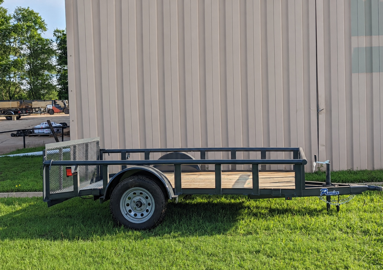 Single axle utility trailer with 4-wheeler ramp
